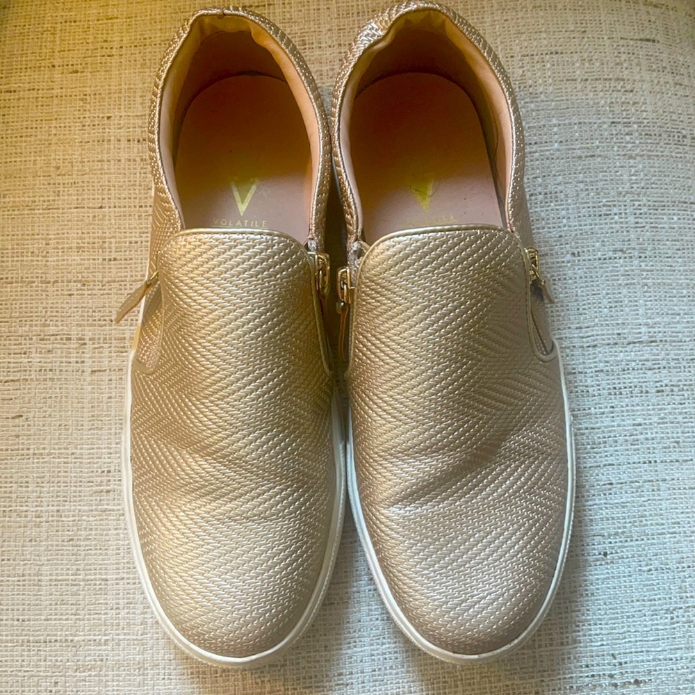 Women’s Volatile Size 7 Sneaker